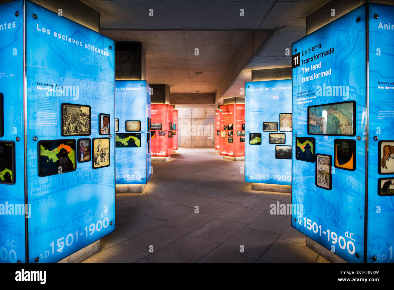 Biomuseo Human Influence Exhibit Panama City // PANAMA CITY, Panama — die Ausstellung Biomuseo's Human Influence in Panama City zeigt die komplexe Beziehung zwischen menschlicher Aktivität und Panamas Artenvielfalt. Das 2014 vom renommierten Architekten Frank Gehry entworfene Biomuseo verfügt über farbenfrohe, eckige Fassaden, die das lebhafte Ökosystem Panamas widerspiegeln. Das Museum beleuchtet Panamas einzigartige Rolle als biologische Brücke zwischen Nord- und Südamerika, wo Arten aus beiden Kontinenten zusammenkommen. Diese Ausstellung untersucht insbesondere, wie sich menschliche Siedlung und Entwicklung auf die region ausgewirkt haben Stockfoto