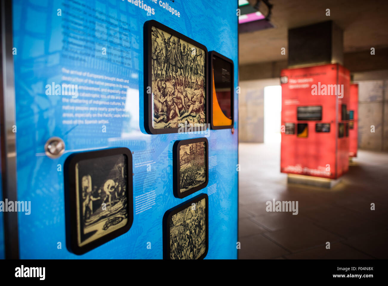 Biomuseo Human Influence Exhibit Panama City // PANAMA CITY, Panama — die Ausstellung Biomuseo's Human Influence in Panama City zeigt die komplexe Beziehung zwischen menschlicher Aktivität und Panamas Artenvielfalt. Das 2014 vom renommierten Architekten Frank Gehry entworfene Biomuseo verfügt über farbenfrohe, eckige Fassaden, die das lebhafte Ökosystem Panamas widerspiegeln. Das Museum beleuchtet Panamas einzigartige Rolle als biologische Brücke zwischen Nord- und Südamerika, wo Arten aus beiden Kontinenten zusammenkommen. Diese Ausstellung untersucht insbesondere, wie sich menschliche Siedlung und Entwicklung auf die region ausgewirkt haben Stockfoto