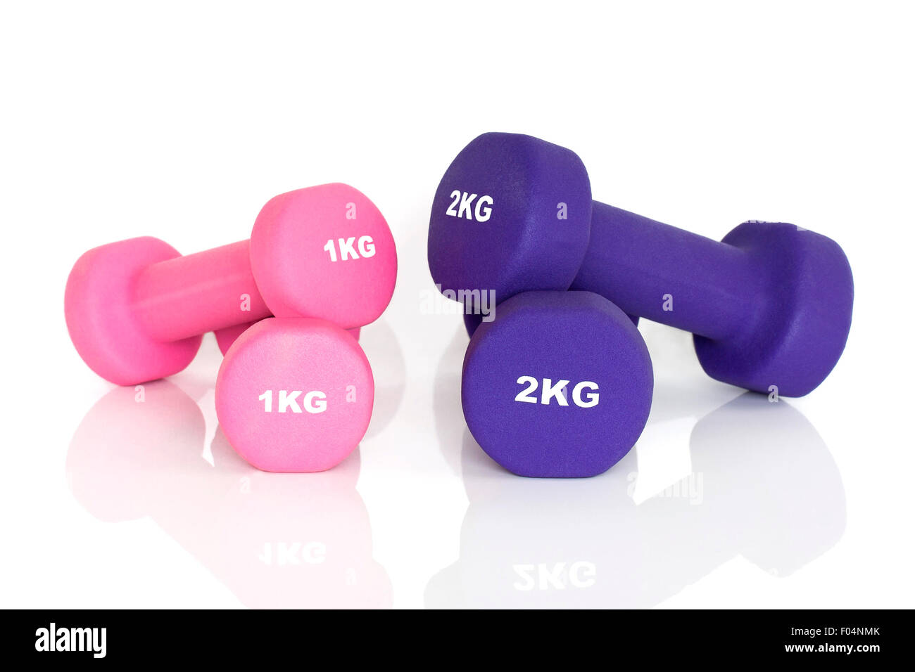 Lila und rosa Hanteln isoliert auf weißem Hintergrund. Gewichte für ein Fitness-Training. Stockfoto