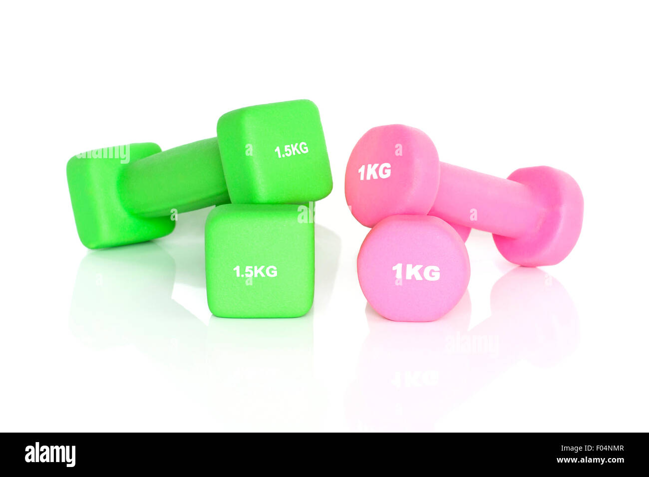 2 Paar Fitness Hanteln. Grün und rosa Hanteln isoliert auf weißem Hintergrund. Gewichte für ein Fitness-Studio-Training. Stockfoto