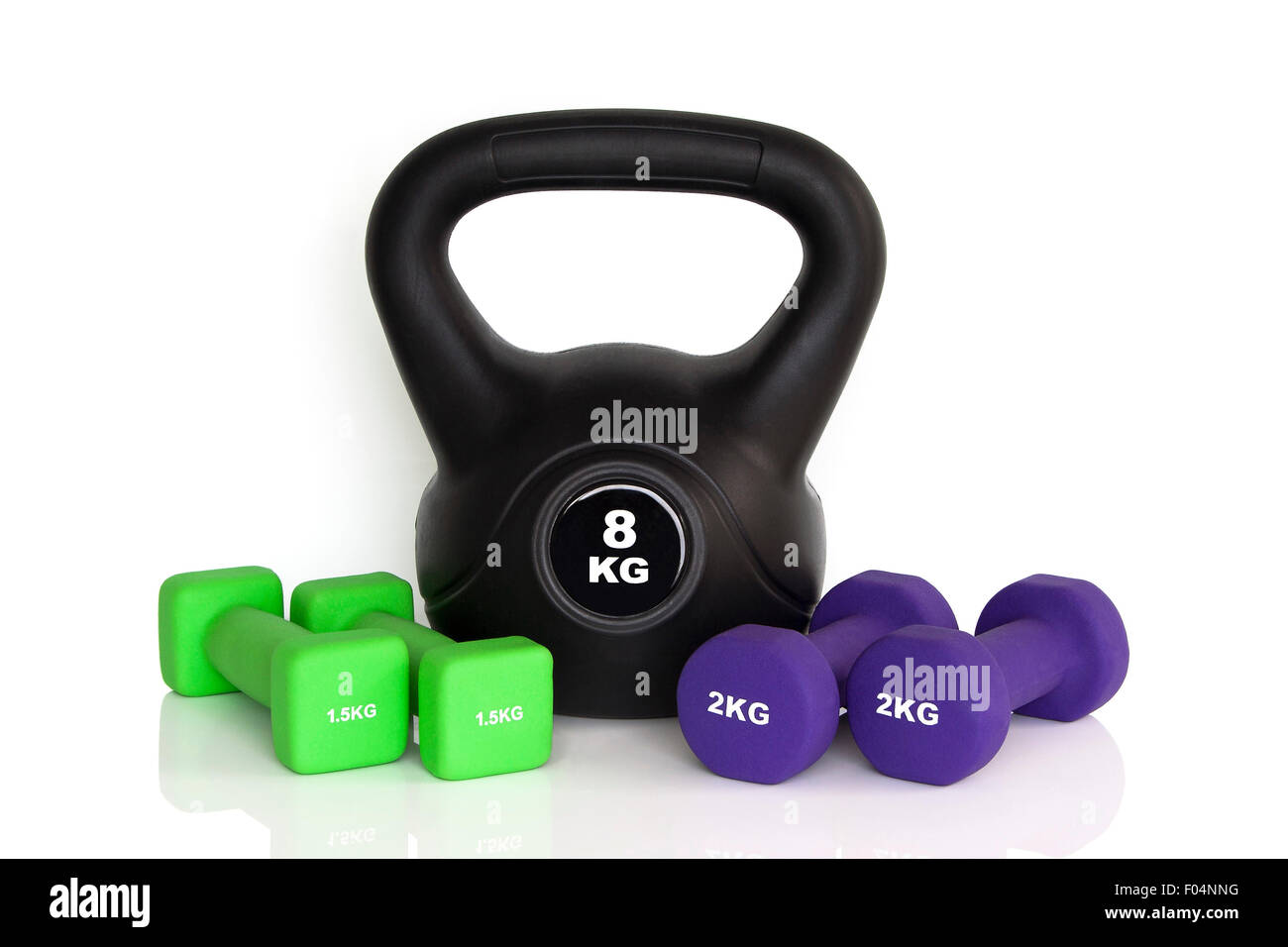 Hanteln und Kettlebell isoliert auf weißem Hintergrund. Gewichte für ein Fitness-Training. Stockfoto