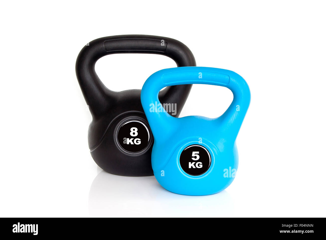 Ein paar schwarze 8 kg Kettlebell und blau 5 kg Kettlebell isoliert auf weißem Hintergrund. Gewichte für ein Fitness-Training. Stockfoto