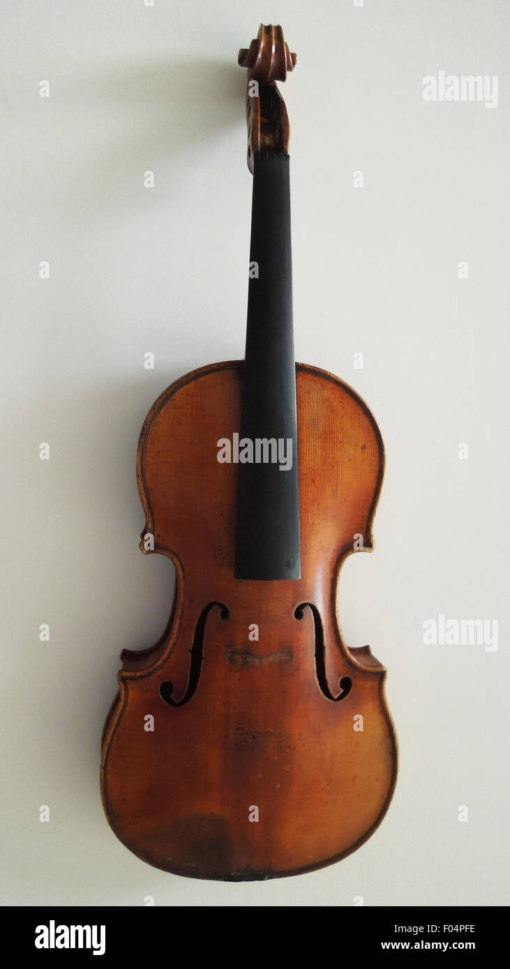 NY, NY, USA. 6. August 2015. Die Ames-Stradivari von renommierten Geiger Roman Totenberg aus seinem Amt beim Gruß Gratulanten gestohlen, nach einem Konzert im Jahr 1980 durch das FBI der Totenberg Familie 6. August 2015 in New York City zurückgegeben wurde. Stockfoto