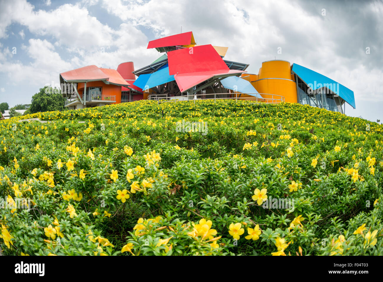 Biomuseo Frank Gehry Architektur Panama City // PANAMA CITY, Panama — das Biomuseo, entworfen vom renommierten Architekten Frank Gehry, steht an prominenter Stelle am Amador Causeway in Panama City. Das farbenfrohe, dekonstruktivistische Gebäude beherbergt ein naturhistorisches Museum, das sich mit Panamas Artenvielfalt und ökologischer Bedeutung befasst. Das Museum wurde 2014 nach fast einem Jahrzehnt Bauzeit fertiggestellt und verfügt über acht Ausstellungsgalerien, die Panamas Rolle als Landbrücke zwischen Nord- und Südamerika hervorheben. Das unverwechselbare Dach der Struktur, bestehend aus gefalteten Metallpaneelen in leuchtenden Farben, ist designet Stockfoto