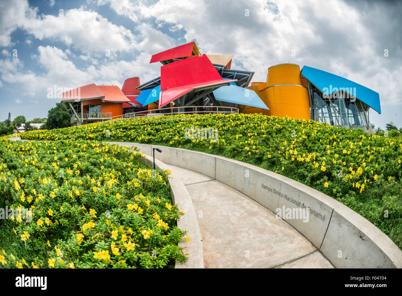 Biomuseo Frank Gehry Architektur Panama-Stadt Panama // PANAMA-STADT, Panama — das Biomuseo, entworfen vom renommierten Architekten Frank Gehry, steht an prominenter Stelle am Amador Causeway in Panama-Stadt. Das farbenfrohe, dekonstruktivistische Gebäude beherbergt ein naturhistorisches Museum, das sich mit Panamas Artenvielfalt und ökologischer Bedeutung befasst. Das Museum wurde 2014 nach fast einem Jahrzehnt Bauzeit fertiggestellt und verfügt über acht Ausstellungsgalerien, die Panamas Rolle als Landbrücke zwischen Nord- und Südamerika hervorheben. Das unverwechselbare Dach der Struktur, bestehend aus gefalteten Metallpaneelen in leuchtenden Farben, i Stockfoto