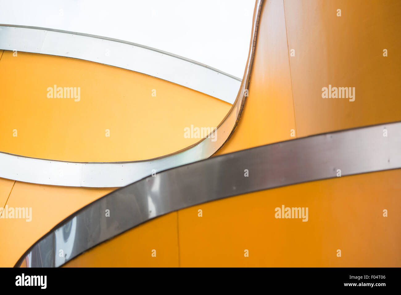 Biomuseo Architecture Detail Panama City // PANAMA CITY, Panama — das Biomuseo, entworfen vom renommierten Architekten Frank Gehry, steht an prominenter Stelle am Amador Causeway in Panama City. Das farbenfrohe, dekonstruktivistische Gebäude beherbergt ein naturhistorisches Museum, das sich mit Panamas Artenvielfalt und ökologischer Bedeutung befasst. Das Museum wurde 2014 nach fast einem Jahrzehnt Bauzeit fertiggestellt und verfügt über acht Ausstellungsgalerien, die Panamas Rolle als Landbrücke zwischen Nord- und Südamerika hervorheben. Das unverwechselbare Dach der Struktur, bestehend aus gefalteten Metallpaneelen in lebhaften Farben, ist entworfen worden Stockfoto