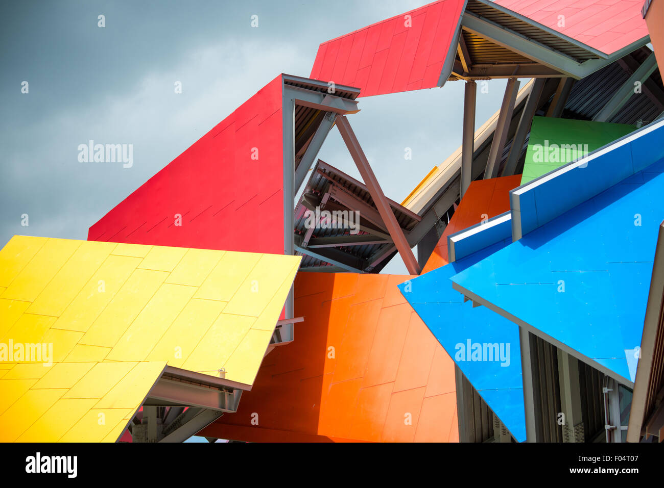 Biomuseo Frank Gehry Architektur Panama City // PANAMA CITY, Panama — das Biomuseo, entworfen vom renommierten Architekten Frank Gehry, steht an prominenter Stelle am Amador Causeway in Panama City. Das farbenfrohe, dekonstruktivistische Gebäude beherbergt ein naturhistorisches Museum, das sich mit Panamas Artenvielfalt und ökologischer Bedeutung befasst. Das Museum wurde 2014 nach fast einem Jahrzehnt Bauzeit fertiggestellt und verfügt über acht Ausstellungsgalerien, die Panamas Rolle als Landbrücke zwischen Nord- und Südamerika hervorheben. Das unverwechselbare Dach der Struktur, bestehend aus gefalteten Metallpaneelen in leuchtenden Farben, ist designet Stockfoto