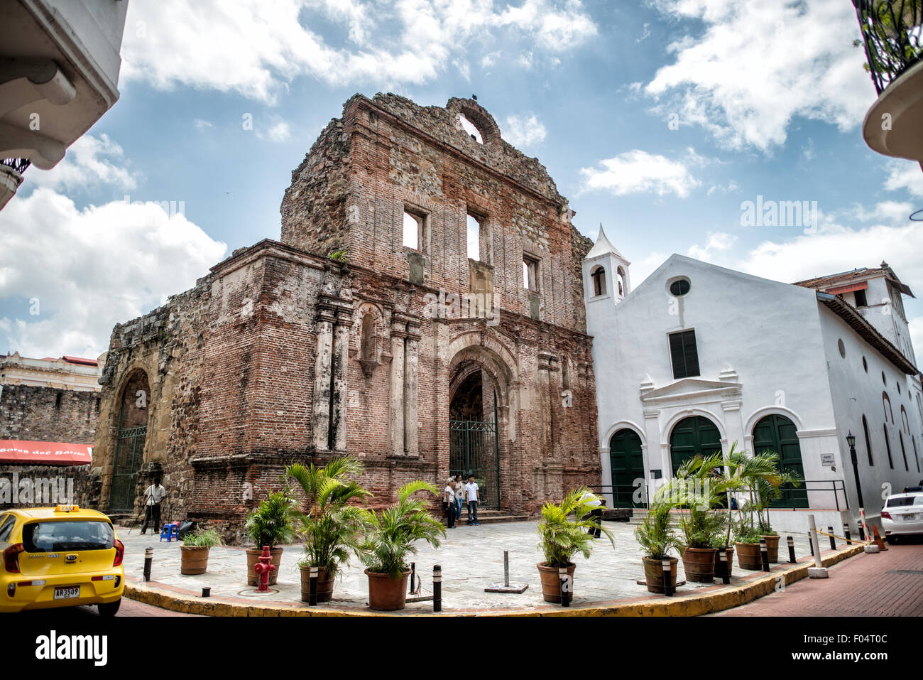 PANAMA-STADT, Panama — der berühmte Arco Chato (flacher Bogen) befindet sich in den Ruinen von Iglesia Santo Domingo in Casco Viejo. Dieses architektonische Wunder, das Jahrhunderte ohne offensichtliche Unterstützung überlebte, spielte eine entscheidende Rolle bei Panamas Versuch, den Panamakanal zu beherbergen. Stockfoto