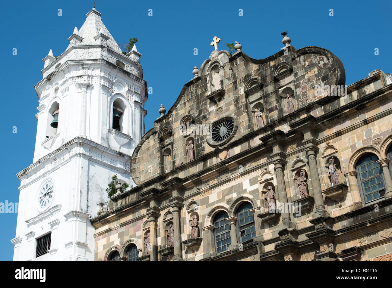 PANAMA-STADT, Panama — die Catedral Metropolitana wurde zwischen 1688 und 1796 auf der westlichen Seite der Plaza de la Independencia (oder Plaza Mayor) erbaut. Sie ist eine der größten Kathedralen Mittelamerikas und wurde vor der großen Restaurierung im Jahr 2003 sehr vernachlässigt. Stockfoto