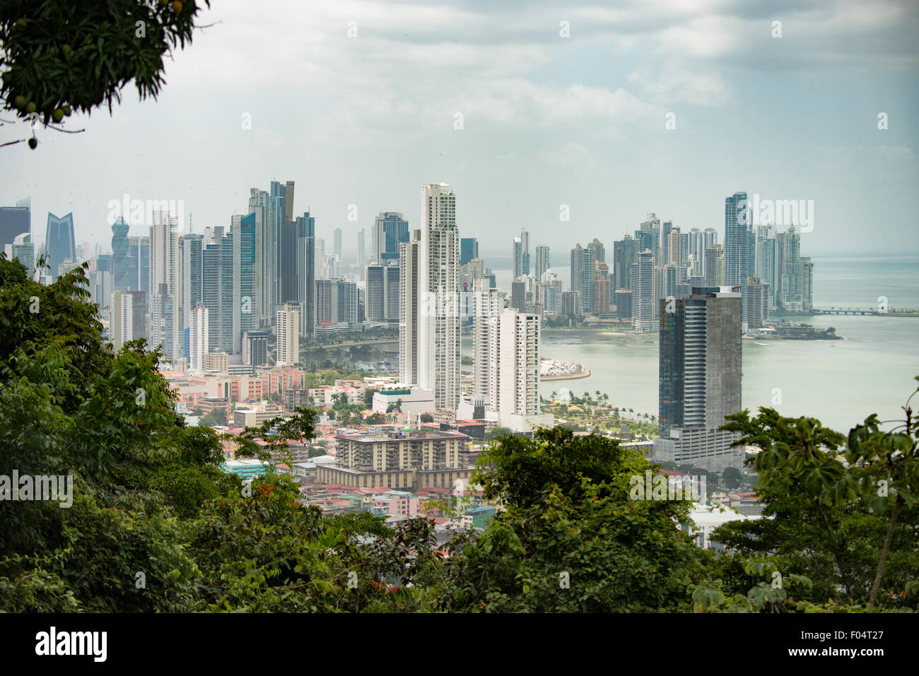 PANAMA CITY, Panama--die Wolkenkratzer von die neue Panama City Skyline als Samen von Ancon Hügel. Ancon Hill ist nur 654-Füße hoch aber befiehlt eine beeindruckende Aussicht über die alte und neue Abschnitte von Panama City. Mit Blick auf den Pazifischen Ozean und der Eingang zu den Panama-Kanal die Gegend war historisch gesehen, wo die Verwaltung des Panama-Kanals wurde zentriert und hat jetzt eine Mischung aus High-End-Residences und Ministerien. Stockfoto