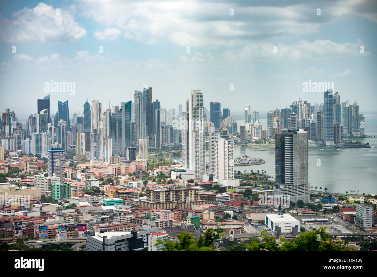 PANAMA CITY, Panama--die Wolkenkratzer von die neue Panama City Skyline als Samen von Ancon Hügel. Ancon Hill ist nur 654-Füße hoch aber befiehlt eine beeindruckende Aussicht über die alte und neue Abschnitte von Panama City. Mit Blick auf den Pazifischen Ozean und der Eingang zu den Panama-Kanal die Gegend war historisch gesehen, wo die Verwaltung des Panama-Kanals wurde zentriert und hat jetzt eine Mischung aus High-End-Residences und Ministerien. Stockfoto
