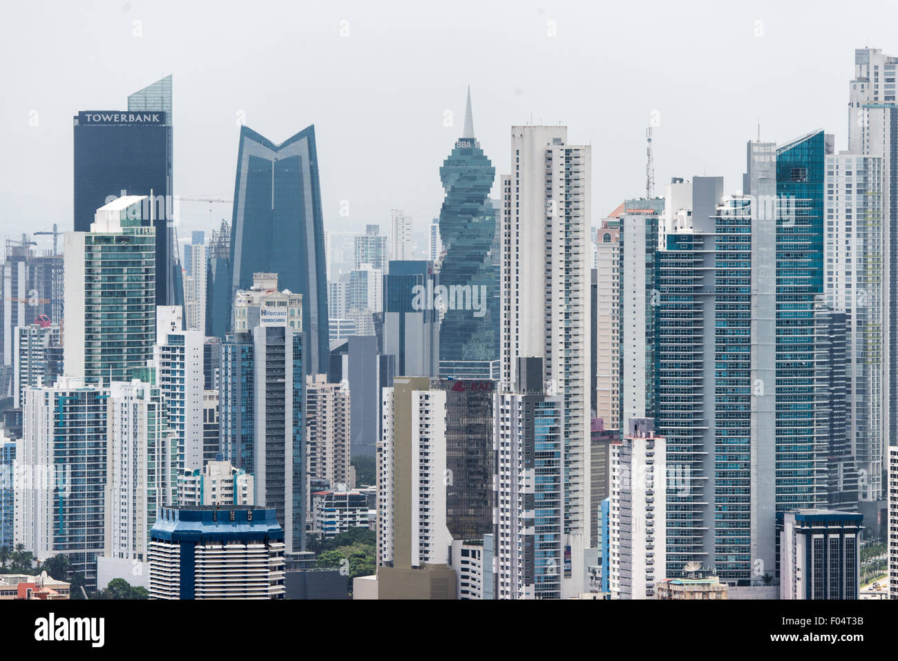 PANAMA CITY, Panama – die Wolkenkratzer der neuen Skyline von Panama City als Samenkorn von der Spitze des Ancon Hill. Ancon Hill ist nur 654 Meter hoch, bietet aber einen beeindruckenden Blick auf die neuen und alten Teile von Panama City. Mit Blick auf den Pazifik und den Eingang zum Panamakanal war das Gebiet historisch der Ort, an dem die Verwaltung des Panamakanals angesiedelt war und heute eine Mischung aus gehobenen Wohnhäusern und Regierungsabteilungen hat. Stockfoto