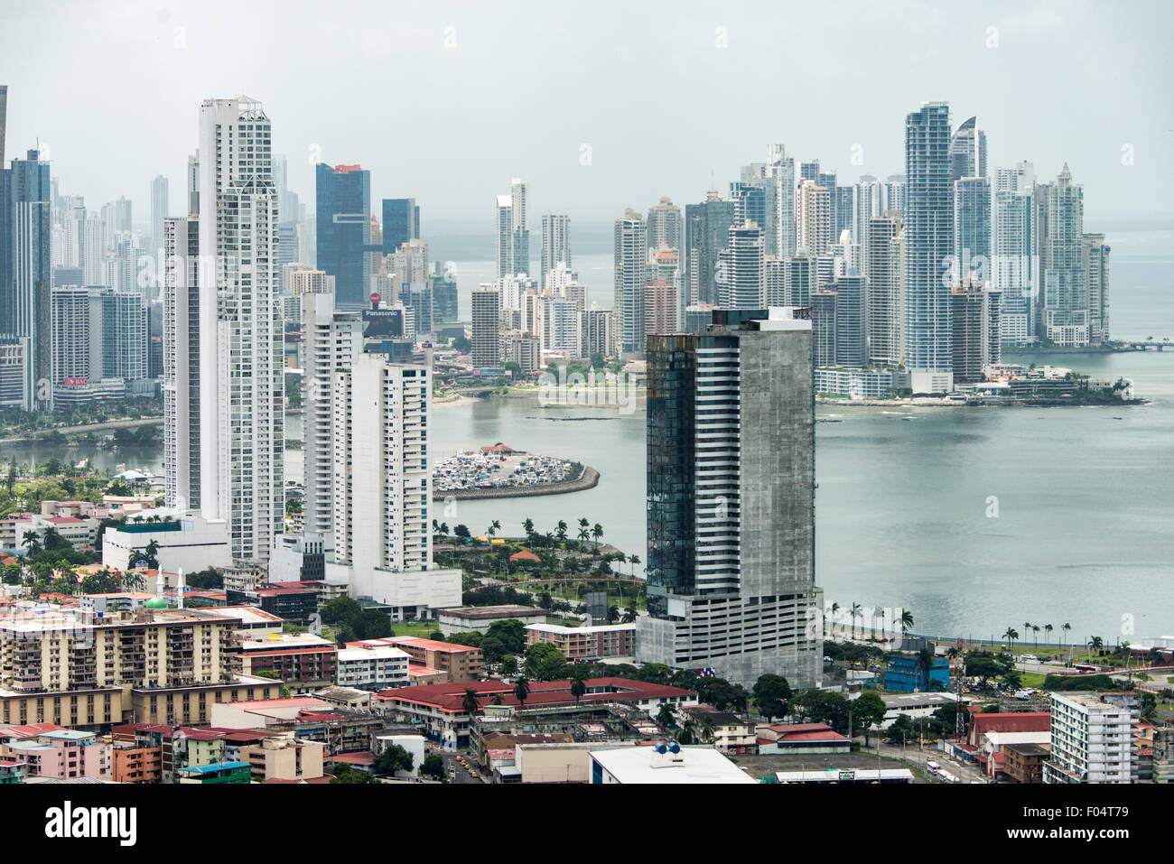 PANAMA CITY, Panama--die Wolkenkratzer von die neue Panama City Skyline als Samen von Ancon Hügel. Ancon Hill ist nur 654-Füße hoch aber befiehlt eine beeindruckende Aussicht über die alte und neue Abschnitte von Panama City. Mit Blick auf den Pazifischen Ozean und der Eingang zu den Panama-Kanal die Gegend war historisch gesehen, wo die Verwaltung des Panama-Kanals wurde zentriert und hat jetzt eine Mischung aus High-End-Residences und Ministerien. Stockfoto