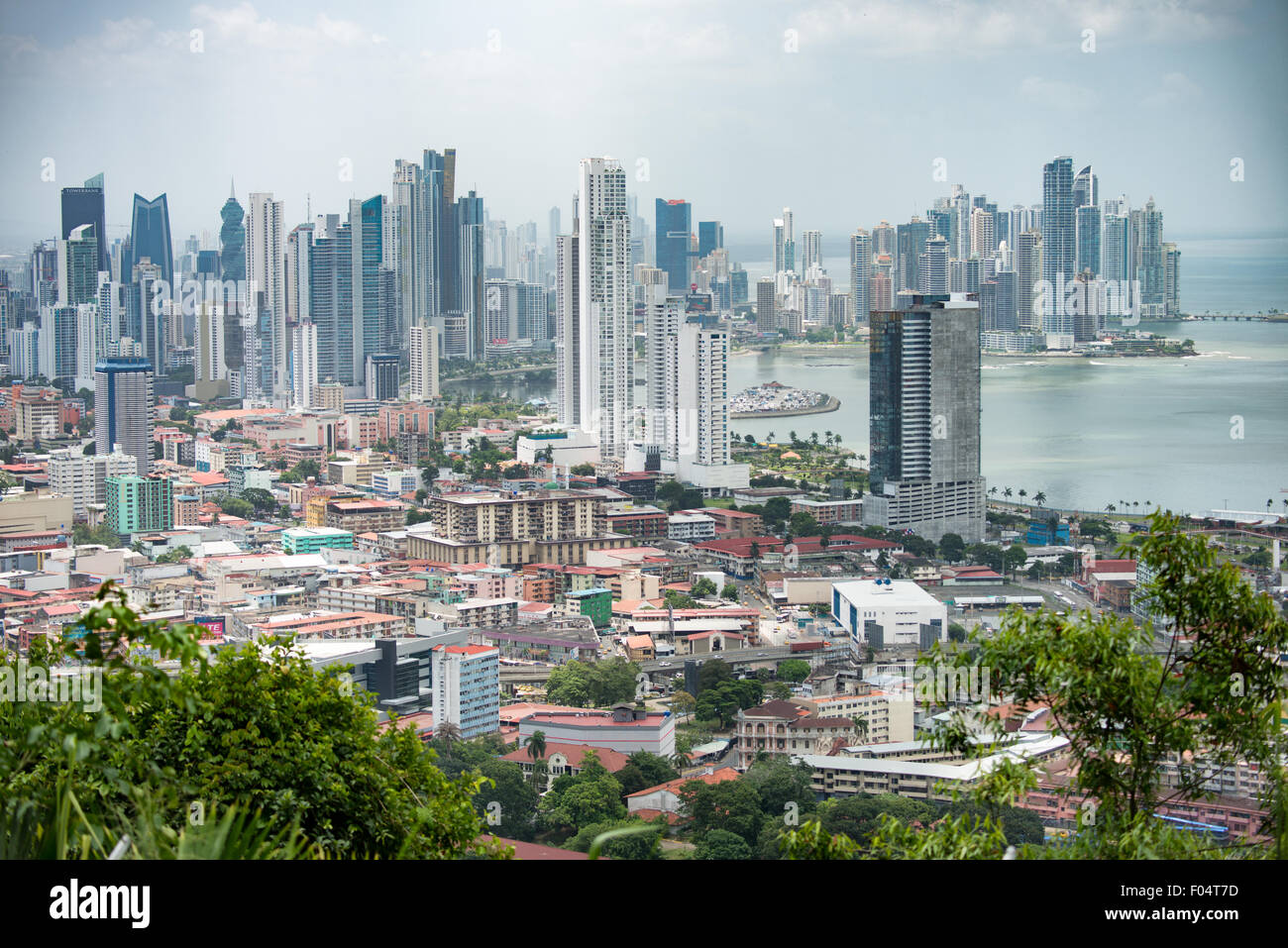 PANAMA CITY, Panama – die Wolkenkratzer der neuen Skyline von Panama City als Samenkorn von der Spitze des Ancon Hill. Ancon Hill ist nur 654 Meter hoch, bietet aber einen beeindruckenden Blick auf die neuen und alten Teile von Panama City. Mit Blick auf den Pazifik und den Eingang zum Panamakanal war das Gebiet historisch der Ort, an dem die Verwaltung des Panamakanals angesiedelt war und heute eine Mischung aus gehobenen Wohnhäusern und Regierungsabteilungen hat. Stockfoto