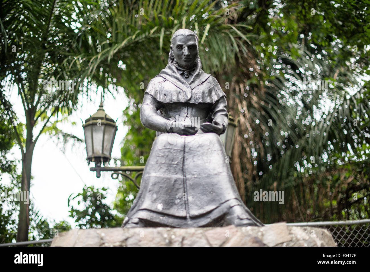 PANAMA CITY, Panama--eine Statue von Amelia Denis de Icaza (1836 – 1911), panamaischer romantische Dichter und die erste veröffentlichte panamaische Frau, ihre Gedichte zu veröffentlichen. Die Statue sitzt auf Ancon Hügel mit Blick auf Panama-Stadt. Ancon Hill ist nur 654-Füße hoch aber befiehlt eine beeindruckende Aussicht über die alte und neue Abschnitte von Panama City. Mit Blick auf den Pazifischen Ozean und der Eingang zu den Panama-Kanal die Gegend war historisch gesehen, wo die Verwaltung des Panama-Kanals wurde zentriert und hat jetzt eine Mischung aus High-End-Residences und Ministerien. Stockfoto