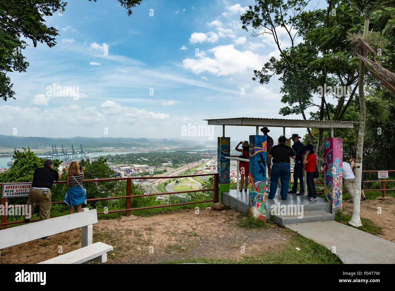 PANAMA CITY, Panama - ein Blick über den Hafen von Balboa und der Eingang des Panama-Kanals von Ancon Hügel. Ancon Hill ist nur 654-Füße hoch aber befiehlt eine beeindruckende Aussicht über die alte und neue Abschnitte von Panama City. Mit Blick auf den Pazifischen Ozean und der Eingang zu den Panama-Kanal die Gegend war historisch gesehen, wo die Verwaltung des Panama-Kanals wurde zentriert und hat jetzt eine Mischung aus High-End-Residences und Ministerien. Stockfoto