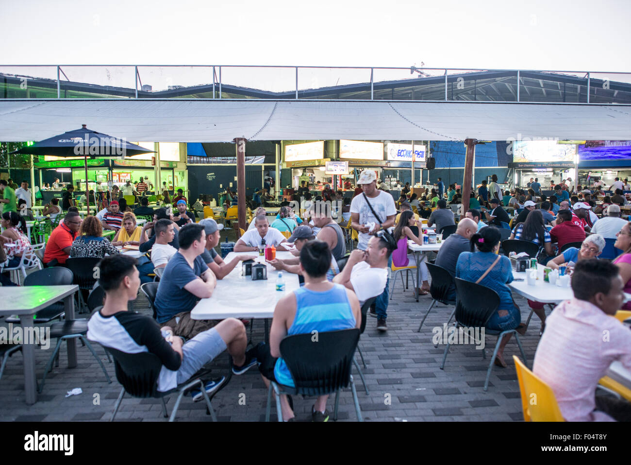 PANAMA-STADT, Panama – der Mercado de Mariscos (Meeresfrüchte-Markt) ist der wichtigste Marktplatz für Meeresfrüchte in Panama-Stadt und das wichtigste Restaurantziel. Der Markt liegt am Ufer neben dem historischen Viertel Casco Viejo und bietet sowohl frische Fischverkäufer als auch Restaurants im Freien. Die Anlage, die 1995 eröffnet wurde, ist vor allem für ihre Ceviche-Angebote und traditionellen panamaischen Meeresfrüchtegerichte bekannt. Stockfoto