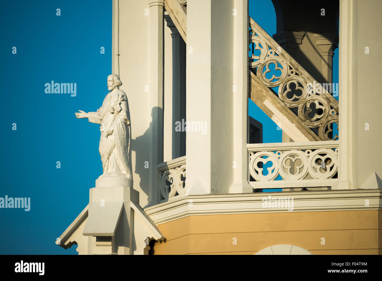 Iglesia San Francisco de Asis Renovierung Panama-Stadt Panama // PANAMA-STADT PANAMA — Iglesia San Francisco de Asis, eine historische Kirche gegenüber der Plaza Bolivar in Casco Viejo, wird renoviert. Dieses koloniale Wahrzeichen, das Mitte der 1700er Jahre zweimal durch einen Brand zerstört wurde, steht gegenüber dem Nationaltheater am Ufer und verkörpert die anhaltenden Bemühungen von Panama City, sein architektonisches Erbe zu bewahren. Stockfoto