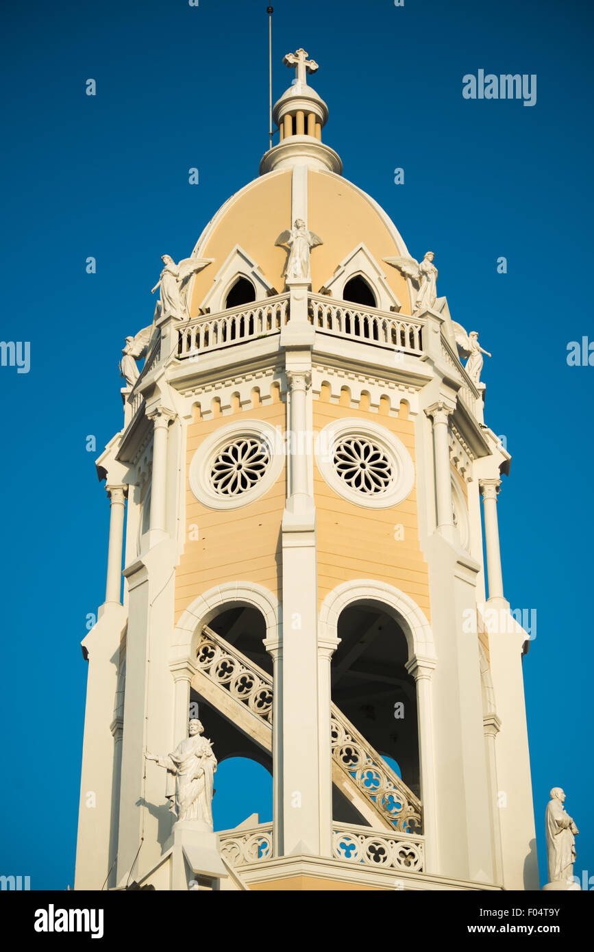 PANAMA-STADT, Panama – Iglesia San Francisco de Asis, eine historische Kirche gegenüber der Plaza Bolivar in Casco Viejo, wird renoviert. Dieses koloniale Wahrzeichen, das Mitte der 1700er Jahre zweimal durch einen Brand zerstört wurde, steht gegenüber dem Nationaltheater am Ufer und verkörpert die anhaltenden Bemühungen von Panama City, sein architektonisches Erbe zu bewahren. Stockfoto