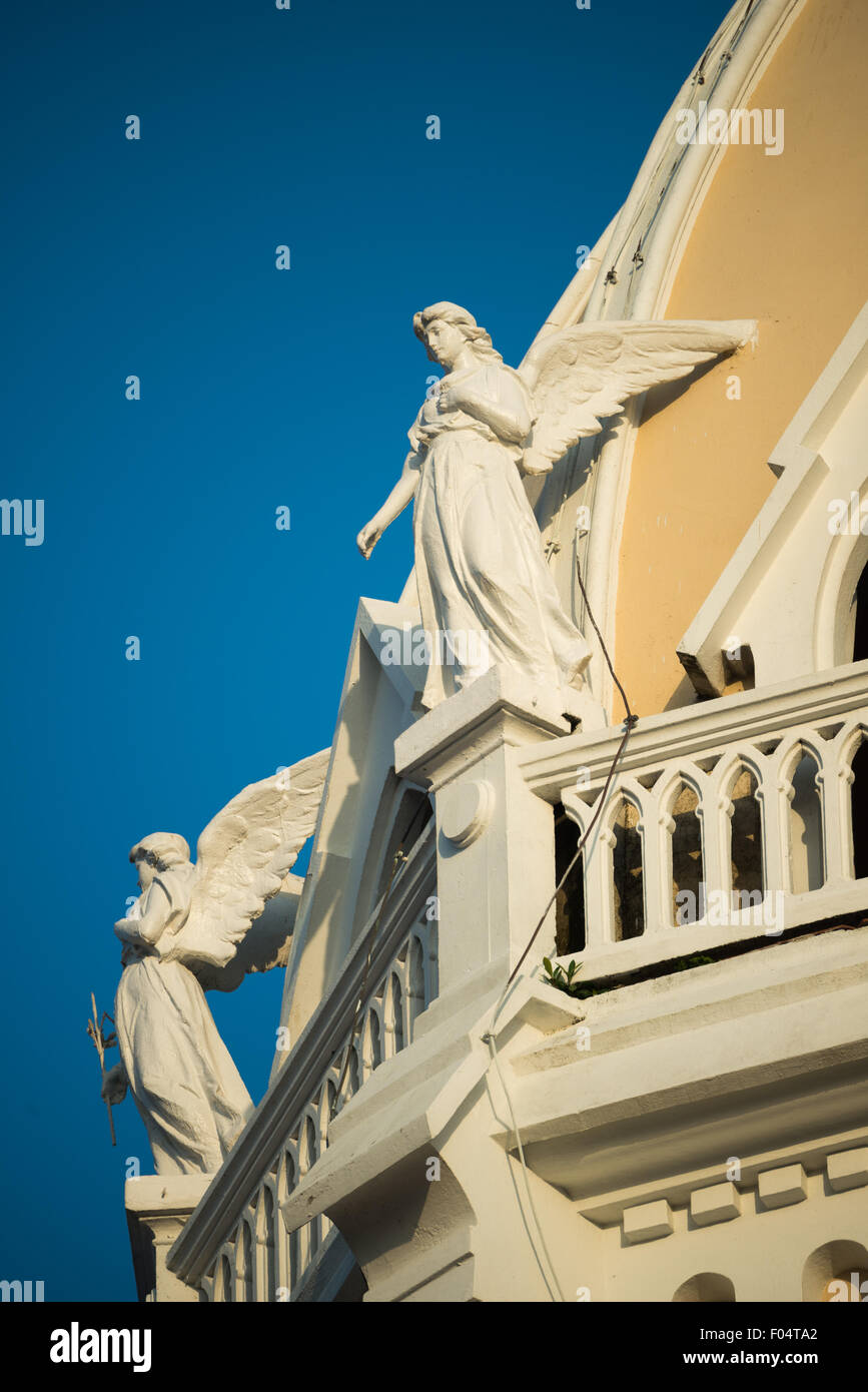Iglesia San Francisco de Asis Engelskulpturen Panama-STADT // PANAMA-STADT, Panama — Engelskulpturen zieren den Turm der historischen Iglesia San Francisco de Asis im Stadtteil Casco Viejo von Panama City. Die Kirche aus der Kolonialzeit, die gegenüber der Plaza Bolivar liegt, wurde Mitte der 1700er Jahre zweimal durch einen Brand zerstört, bevor sie wieder aufgebaut wurde. Dieses architektonische Wahrzeichen befindet sich gegenüber dem Nationaltheater am Ufer und stellt einen wichtigen Teil des religiösen und kulturellen Erbes Panamas im von der UNESCO ausgewiesenen historischen Viertel dar. Stockfoto