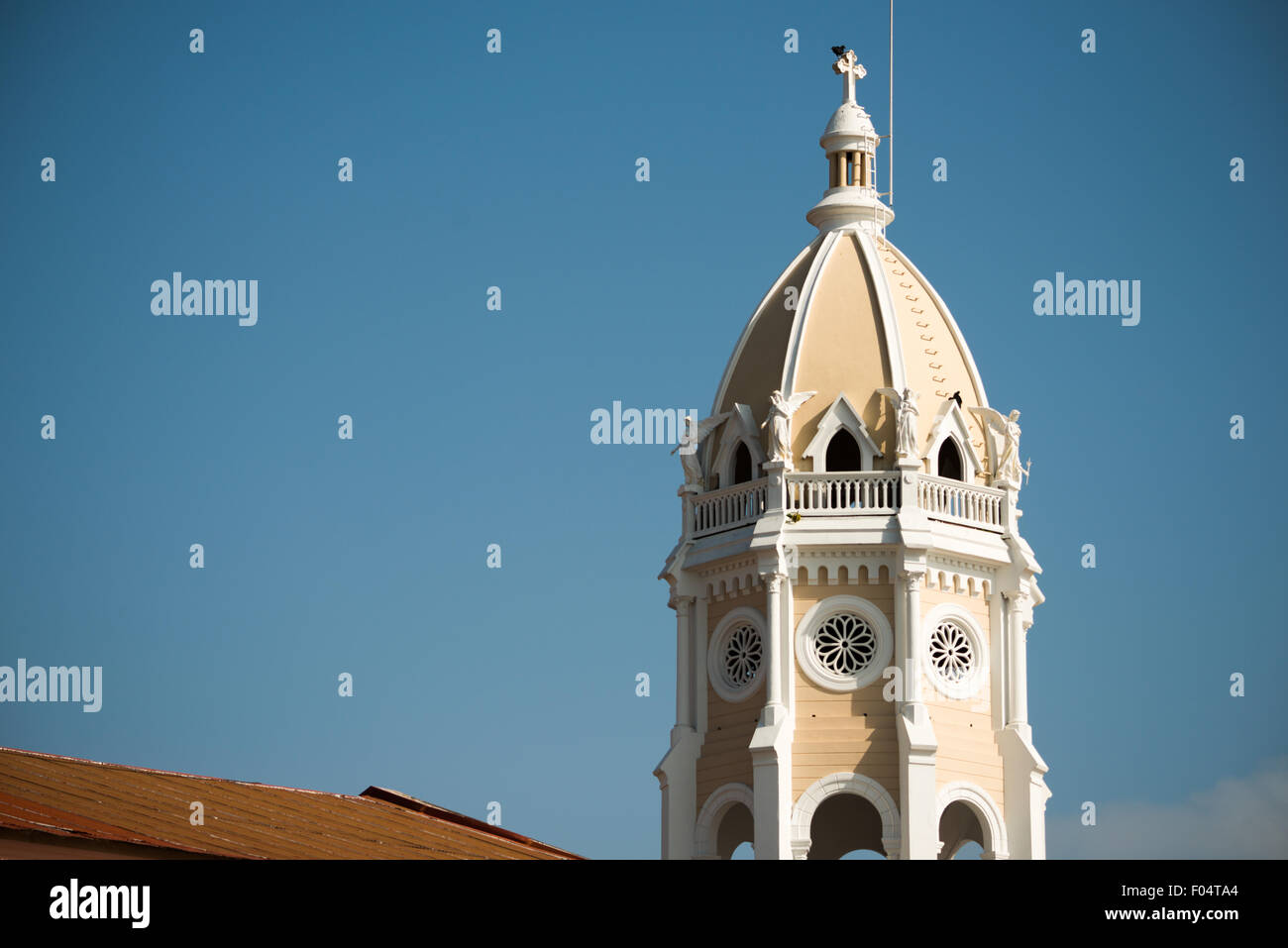 Iglesia San Francisco de Asis Renovierung Panama-Stadt Panama // PANAMA-STADT PANAMA — Iglesia San Francisco de Asis, eine historische Kirche gegenüber der Plaza Bolivar in Casco Viejo, wird renoviert. Dieses koloniale Wahrzeichen, das Mitte der 1700er Jahre zweimal durch einen Brand zerstört wurde, steht gegenüber dem Nationaltheater am Ufer und verkörpert die anhaltenden Bemühungen von Panama City, sein architektonisches Erbe zu bewahren. Stockfoto