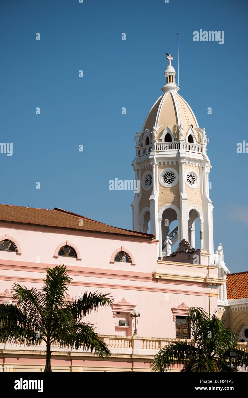 Iglesia San Francisco de Asis Renovierung Panama-Stadt Panama // PANAMA-STADT PANAMA — Iglesia San Francisco de Asis, eine historische Kirche gegenüber der Plaza Bolivar in Casco Viejo, wird renoviert. Dieses koloniale Wahrzeichen, das Mitte der 1700er Jahre zweimal durch einen Brand zerstört wurde, steht gegenüber dem Nationaltheater am Ufer und verkörpert die anhaltenden Bemühungen von Panama City, sein architektonisches Erbe zu bewahren. Stockfoto
