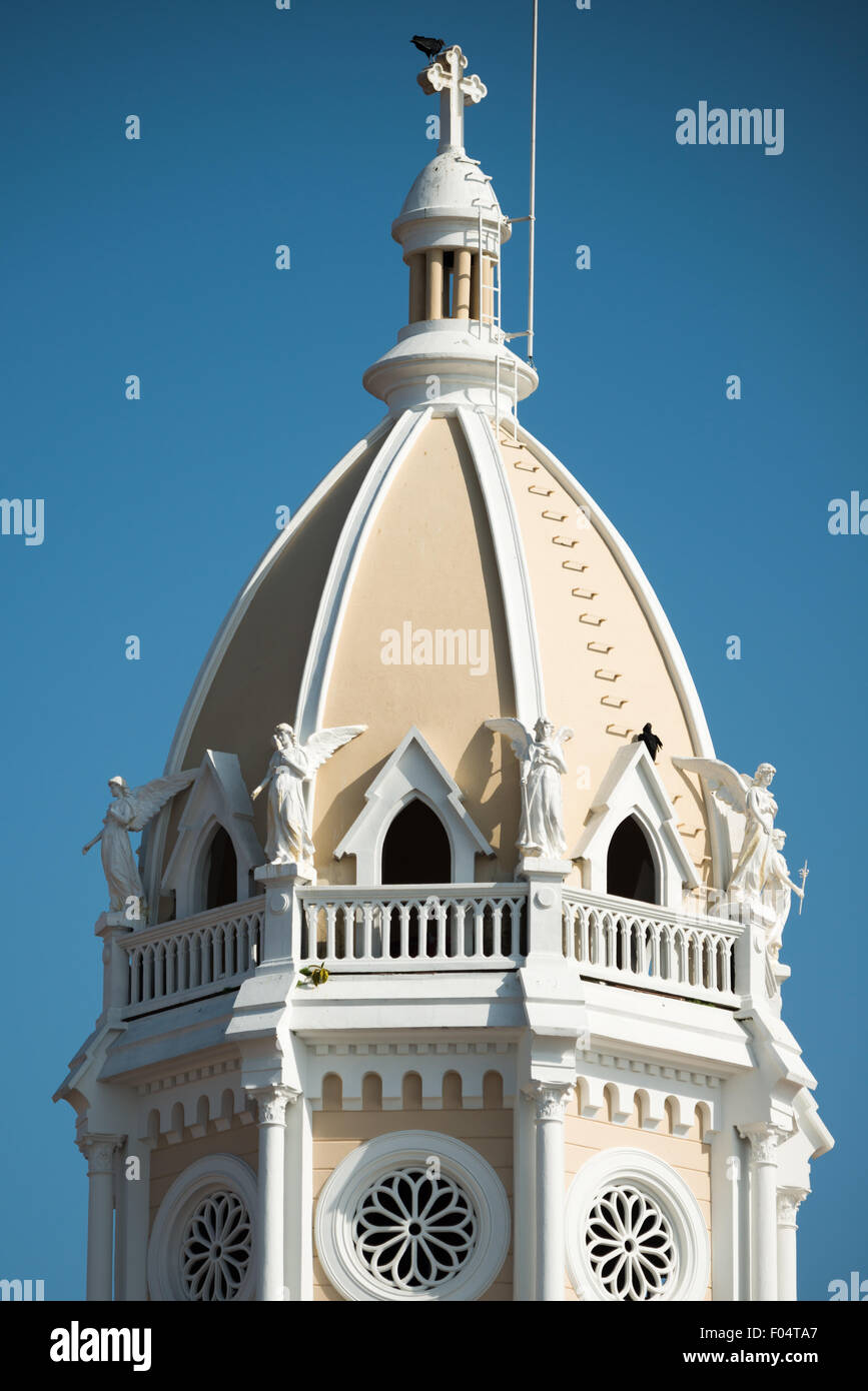 Iglesia San Francisco de Asis Renovierung Panama-Stadt Panama // PANAMA-STADT PANAMA — Iglesia San Francisco de Asis, eine historische Kirche gegenüber der Plaza Bolivar in Casco Viejo, wird renoviert. Dieses koloniale Wahrzeichen, das Mitte der 1700er Jahre zweimal durch einen Brand zerstört wurde, steht gegenüber dem Nationaltheater am Ufer und verkörpert die anhaltenden Bemühungen von Panama City, sein architektonisches Erbe zu bewahren. Stockfoto