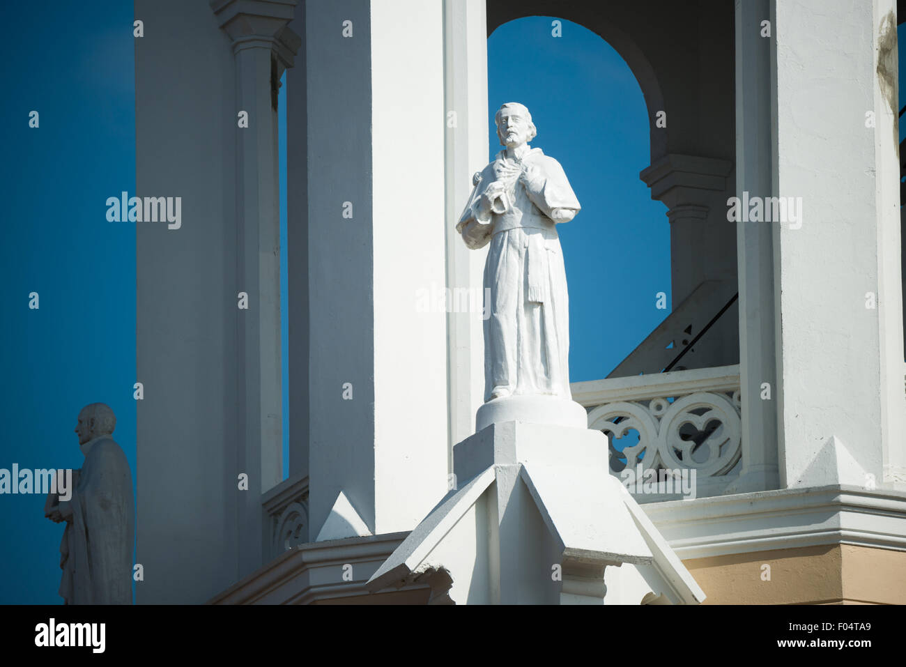 Iglesia San Francisco de Asis Statue Panama-Stadt Panama // PANAMA-STADT PANAMA — Iglesia San Francisco de Asis, eine historische Kirche gegenüber der Plaza Bolivar in Casco Viejo, wird renoviert. Dieses koloniale Wahrzeichen, das Mitte der 1700er Jahre zweimal durch einen Brand zerstört wurde, steht gegenüber dem Nationaltheater am Ufer und verkörpert die anhaltenden Bemühungen von Panama City, sein architektonisches Erbe zu bewahren. Stockfoto