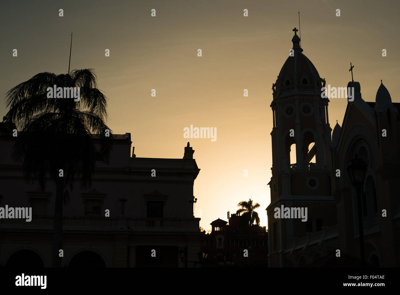 PANAMA-STADT, Panama – Iglesia San Francisco de Asis, eine historische Kirche gegenüber der Plaza Bolivar in Casco Viejo, wird renoviert. Dieses koloniale Wahrzeichen, das Mitte der 1700er Jahre zweimal durch einen Brand zerstört wurde, steht gegenüber dem Nationaltheater am Ufer und verkörpert die anhaltenden Bemühungen von Panama City, sein architektonisches Erbe zu bewahren. Stockfoto