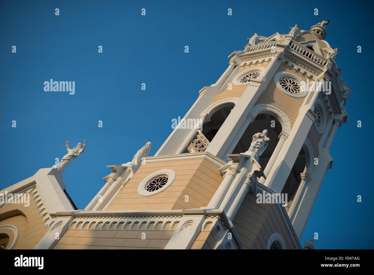 Iglesia San Francisco de Asis Renovierung Panama-Stadt Panama // PANAMA-STADT PANAMA — Iglesia San Francisco de Asis, eine historische Kirche gegenüber der Plaza Bolivar in Casco Viejo, wird renoviert. Dieses koloniale Wahrzeichen, das Mitte der 1700er Jahre zweimal durch einen Brand zerstört wurde, steht gegenüber dem Nationaltheater am Ufer und verkörpert die anhaltenden Bemühungen von Panama City, sein architektonisches Erbe zu bewahren. Stockfoto