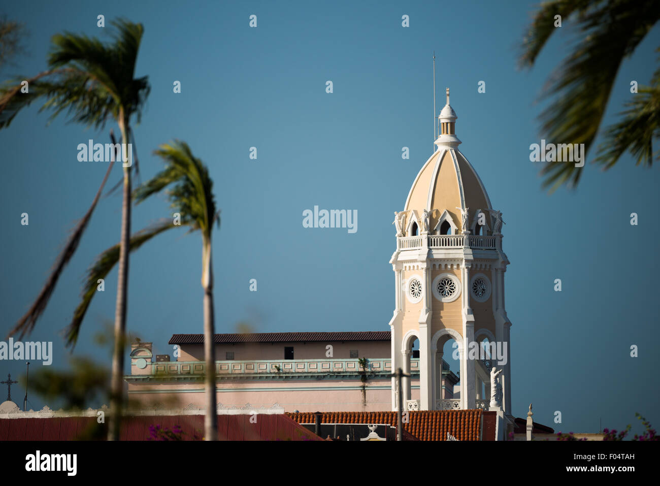 Iglesia San Francisco de Asis Renovierung Panama-Stadt Panama // PANAMA-STADT PANAMA — Iglesia San Francisco de Asis, eine historische Kirche gegenüber der Plaza Bolivar in Casco Viejo, wird renoviert. Dieses koloniale Wahrzeichen, das Mitte der 1700er Jahre zweimal durch einen Brand zerstört wurde, steht gegenüber dem Nationaltheater am Ufer und verkörpert die anhaltenden Bemühungen von Panama City, sein architektonisches Erbe zu bewahren. Stockfoto