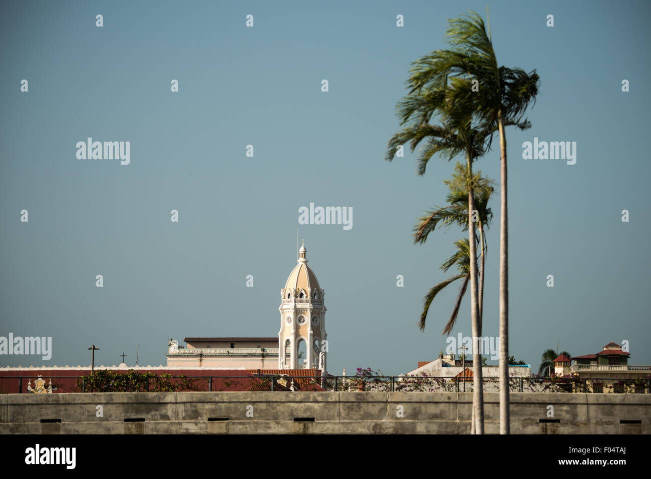 Iglesia San Francisco de Asis Renovierung Panama-Stadt Panama // PANAMA-STADT PANAMA — Iglesia San Francisco de Asis, eine historische Kirche gegenüber der Plaza Bolivar in Casco Viejo, wird renoviert. Dieses koloniale Wahrzeichen, das Mitte der 1700er Jahre zweimal durch einen Brand zerstört wurde, steht gegenüber dem Nationaltheater am Ufer und verkörpert die anhaltenden Bemühungen von Panama City, sein architektonisches Erbe zu bewahren. Stockfoto