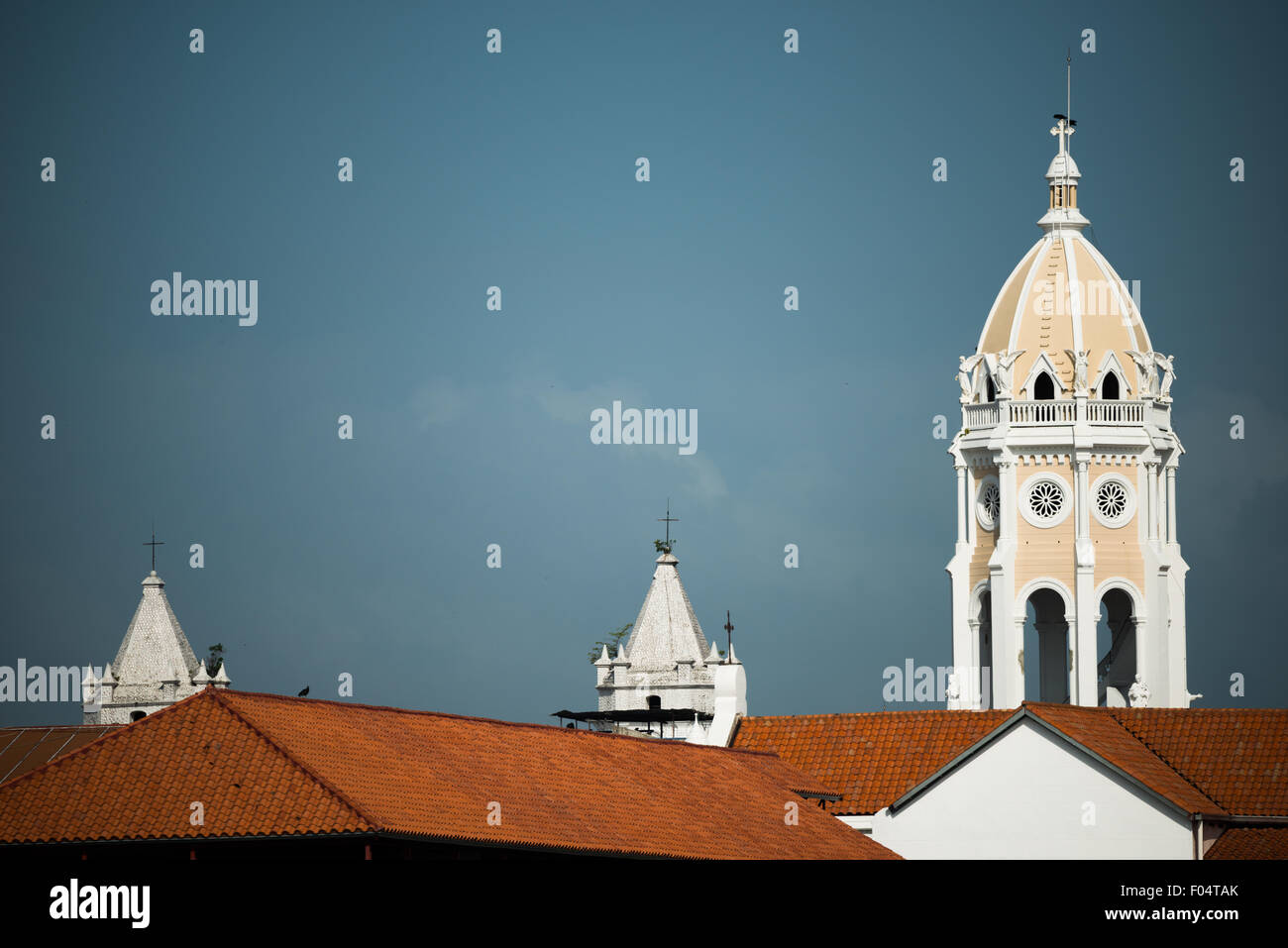 Iglesia San Francisco de Asis Renovierung Panama-Stadt Panama // PANAMA-STADT PANAMA — Iglesia San Francisco de Asis, eine historische Kirche gegenüber der Plaza Bolivar in Casco Viejo, wird renoviert. Dieses koloniale Wahrzeichen, das Mitte der 1700er Jahre zweimal durch einen Brand zerstört wurde, steht gegenüber dem Nationaltheater am Ufer und verkörpert die anhaltenden Bemühungen von Panama City, sein architektonisches Erbe zu bewahren. Stockfoto