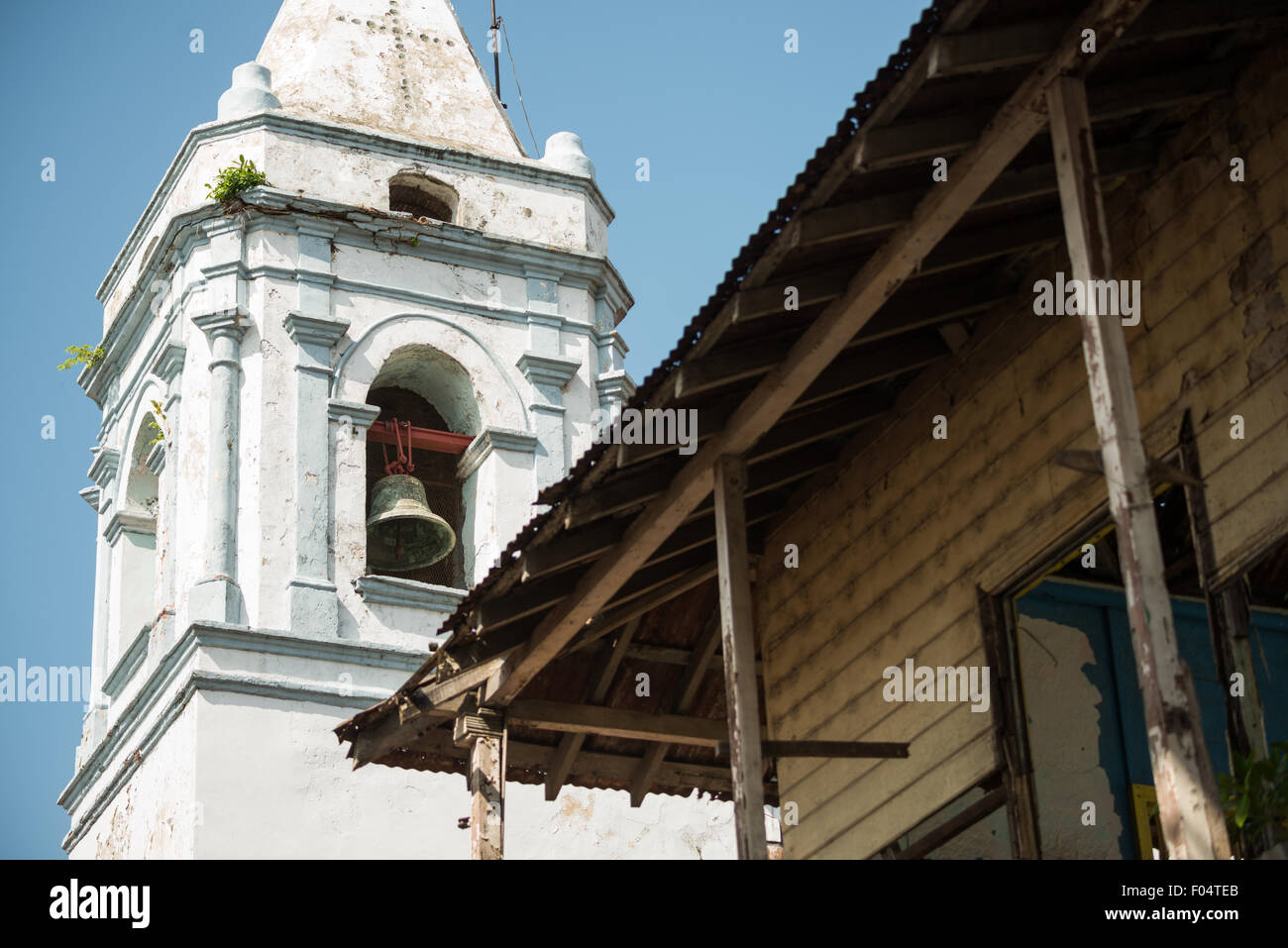 PANAMA-STADT, Panama – der Glockenturm und der Turm von Iglesia San José ragt über dem historischen Casco Viejo-Viertel von Panama City. Der Turm, der während der Kolonialzeit errichtet wurde, ist beispielhaft für die spanische Kolonialarchitektur. Das Gebäude ist ein bedeutendes Beispiel für die Architektur des historischen Kirchturms innerhalb von Panamas UNESCO-Weltkulturerbe. Stockfoto