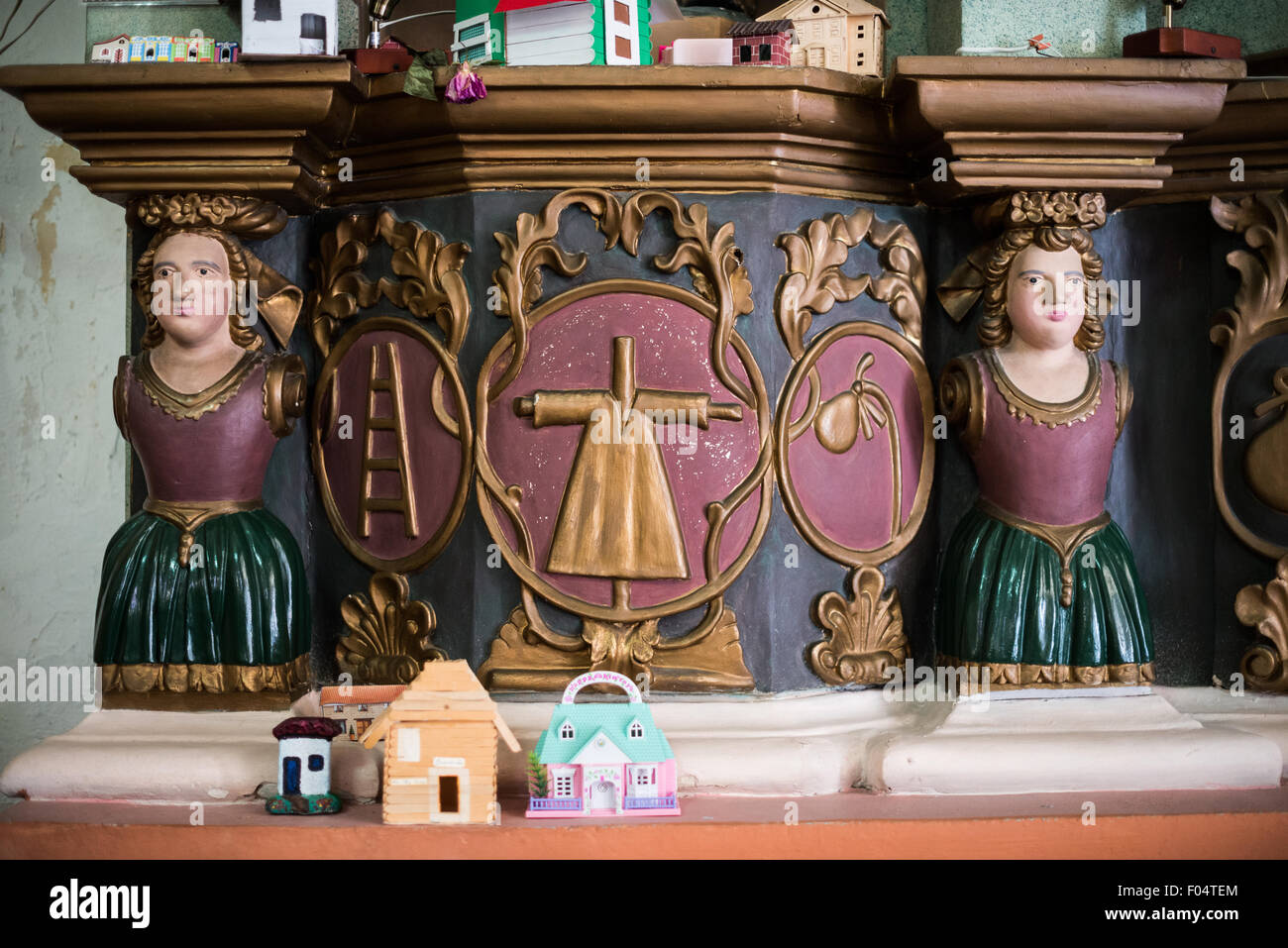 Iglesia San José Religiöse Kunst Panama-Stadt Panama | PANAMA-STADT, Panama — Geschnitzte Friese und Andachtsstatuen beleben die Wände der Iglesia San José, deren Detailverliebtheit ein Zeugnis der barocken Kunsthandwerker ist, die im kolonialen Panama arbeiteten. Die augustinischen Rekollekten — die ihr panamaisches Kloster ursprünglich am 15. April 1612 in der alten Stadt errichteten und nach 1673 am heutigen Standort wiederaufbauten — sammelten ein reiches Innenprogramm an, das die panamaische Kulturerbeliteratur als eine Verschmelzung europäischer ikonografischer Konventionen mit einheimischer kolonialer Handwerkskunst charakterisiert. Die Kirche als Ganzes, einschließlich ihrer Stockfoto