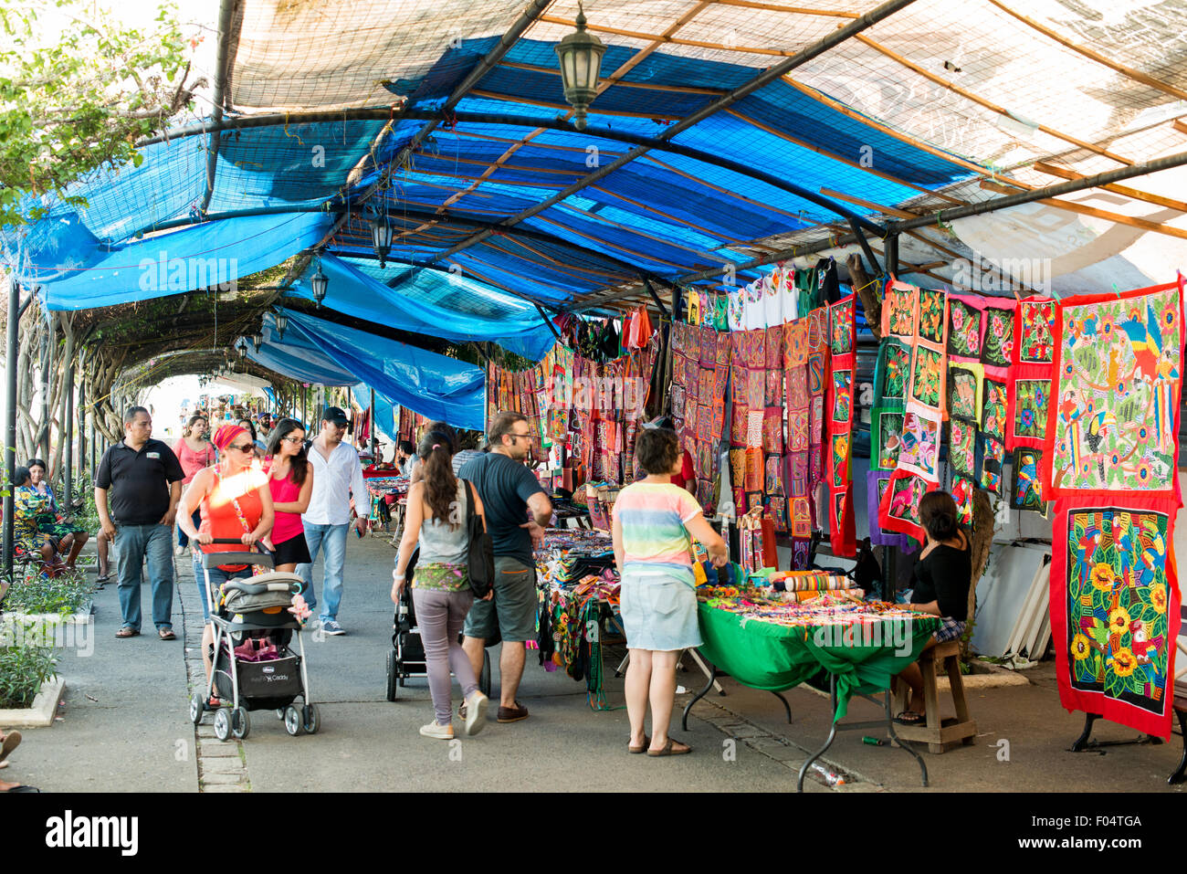 PANAMA CITY, Panama - bunt gewebten Textilien in lokale Stile zum Verkauf an einen touristischen Markt auf der Uferpromenade von Casco Viejo, der historischen Altstadt von Panama City, Panama. Stockfoto