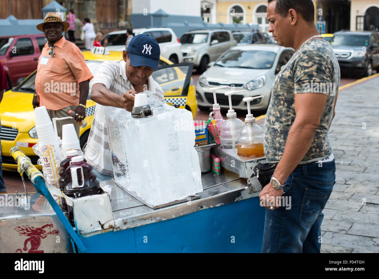 PANAMA CITY, Panama--eine Straße Verkäufer verkaufen aromatisierte rasiert Eis Erfrischungen für Touristen in Casco Viejo, der historischen Altstadt von Panama City, Panama. Stockfoto