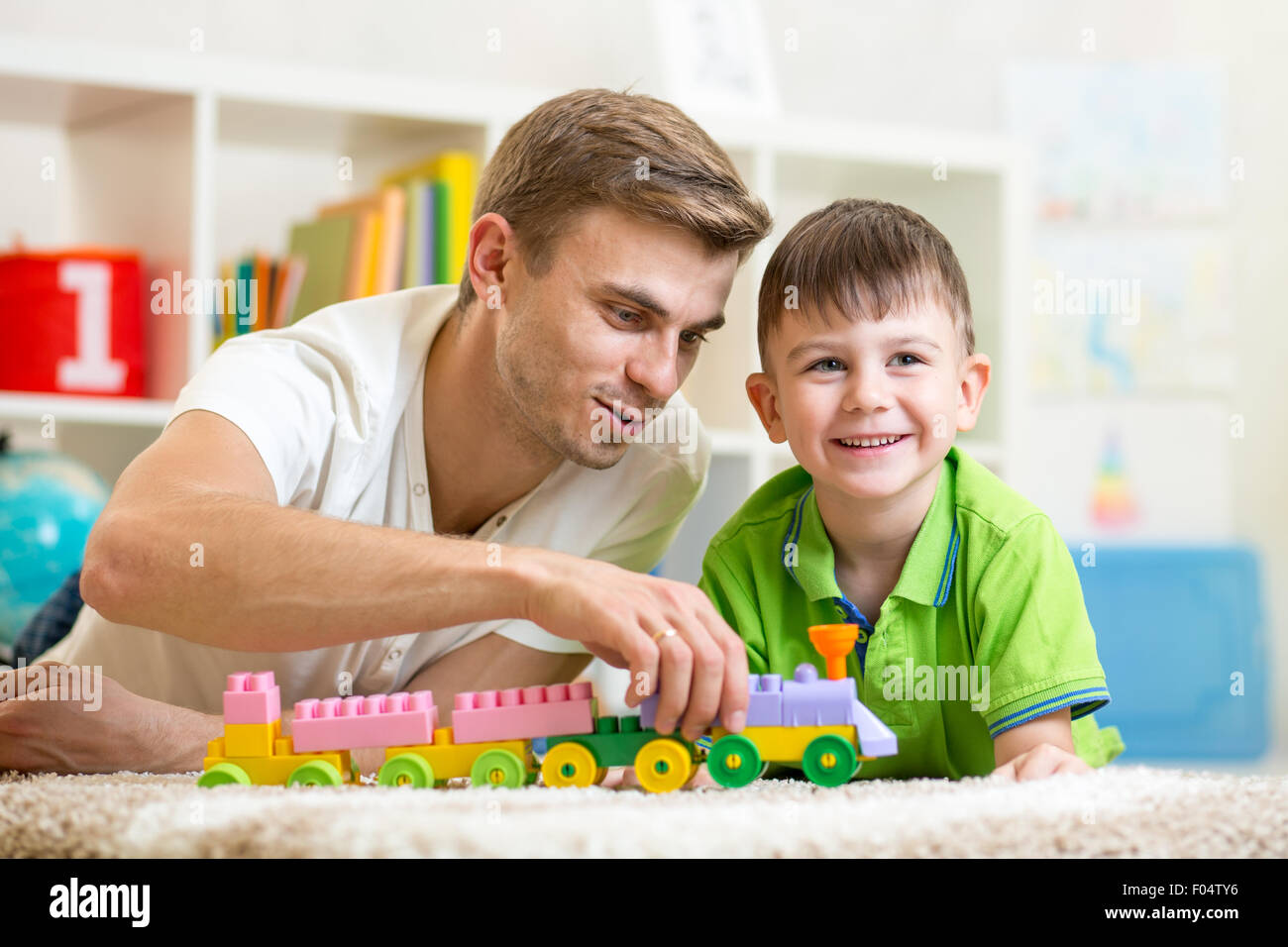 Zeit mit der Familie. Kind junge freudig spielen Bausteine mit seinem Vater Stockfoto