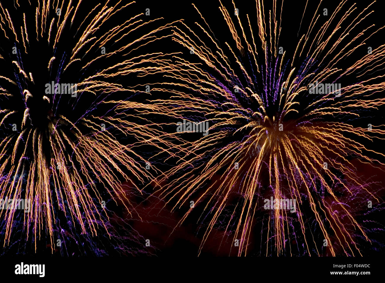 Feuerwerk am dunklen Nachthimmel Stockfoto