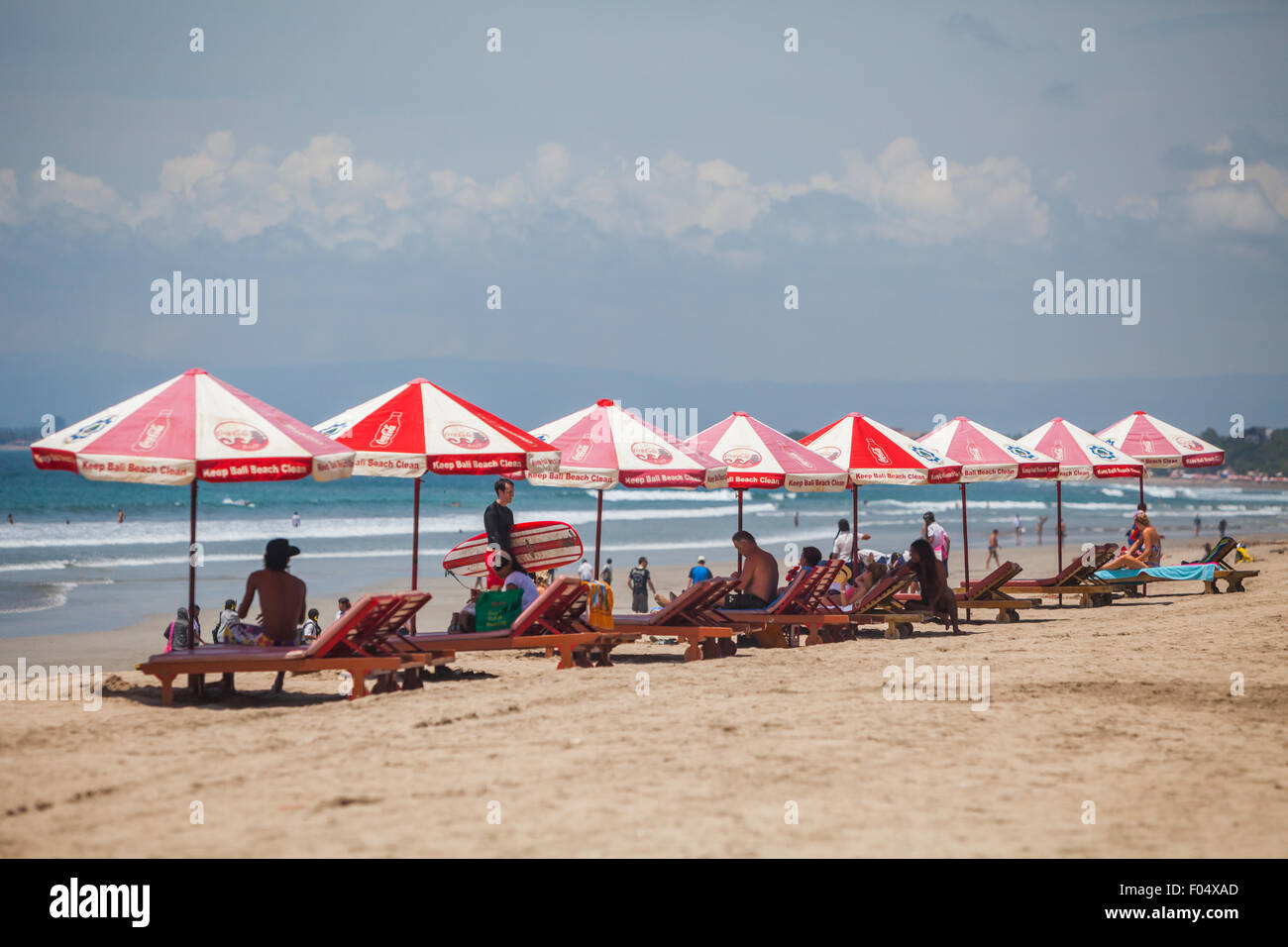 Sonnenschirme für Besucher an Kuta Beach, Badung, Bali, Indonesien. Stockfoto