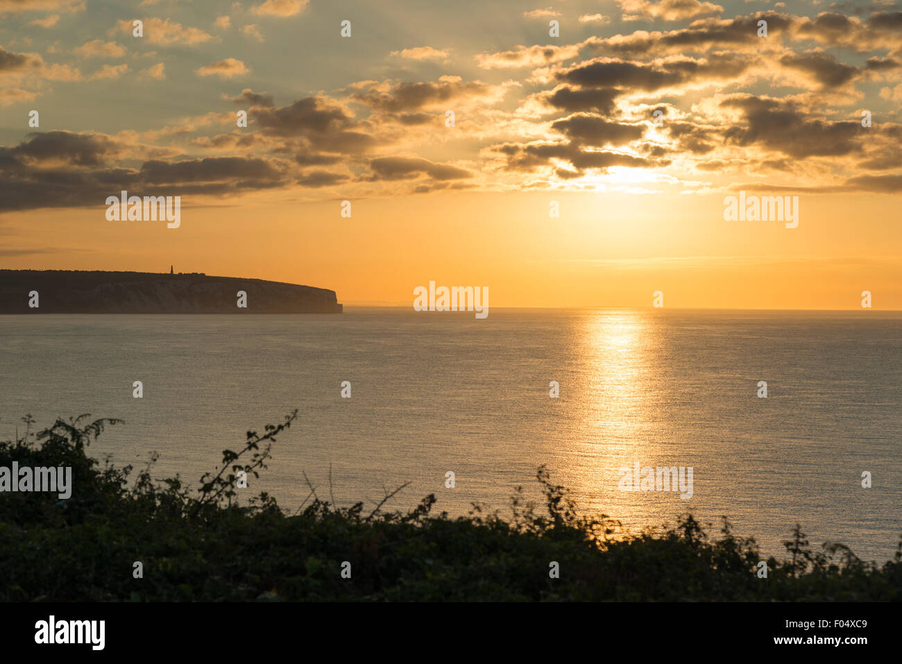 Isle Of Wight, 7. August 2015. Einen schönen Sonnenaufgang bei Sandown, Blick über den Solent. Die Prognose ist für einen sonnigen Tag in weiten Teilen des Vereinigten Königreichs mit wärmerem Wetter am kommenden Wochenende nach den jüngsten coole Zauber. Kredit Julian Eales/Alamy Live-Nachrichten Stockfoto