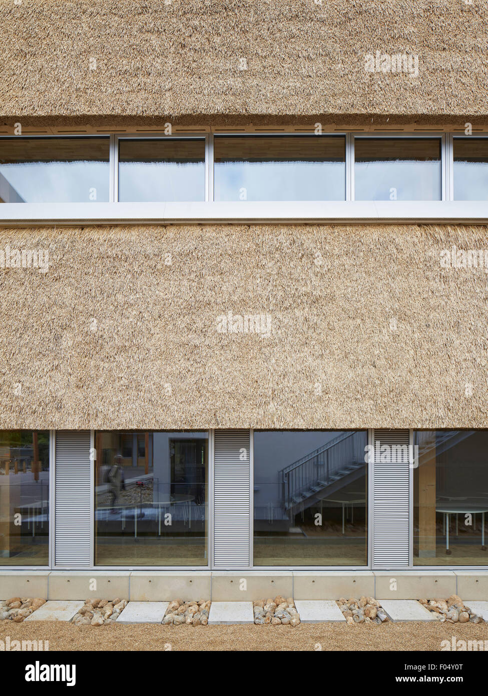 Vorderansicht des Stroh Panel Fassade mit Fenstern. Das Enterprise Centre UEA, Norwich, Vereinigtes Königreich. Architekt: Architype Li Stockfoto