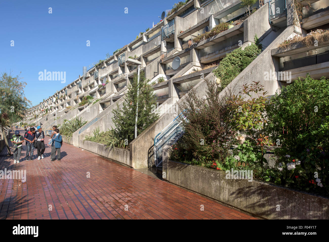 Ansicht mit internen Straße und Zikkurat Balkone, Alexandra Road Estate. Alexandra Road Estate, Camden, Vereinigtes Königreich. Archi Stockfoto