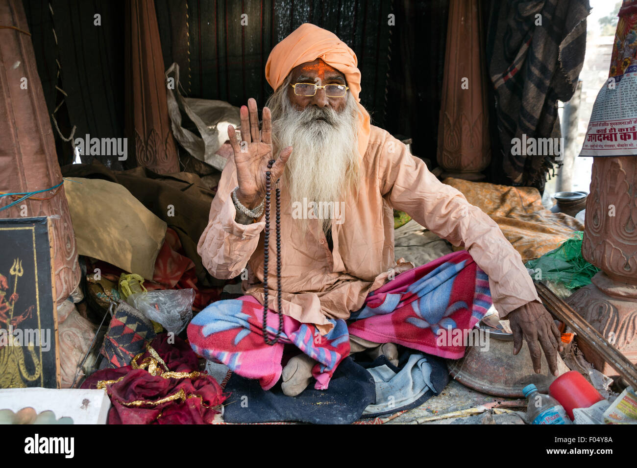 Rajasthani mit Turban und Bart, Gruß, Jaisalmer, Rajasthan, Indien Stockfoto