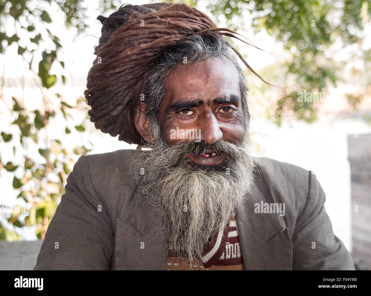 Lächelnde Rajasthani mit verfilzten Haaren und Bart, Jaisalmer, Rajasthan, Indien Stockfoto