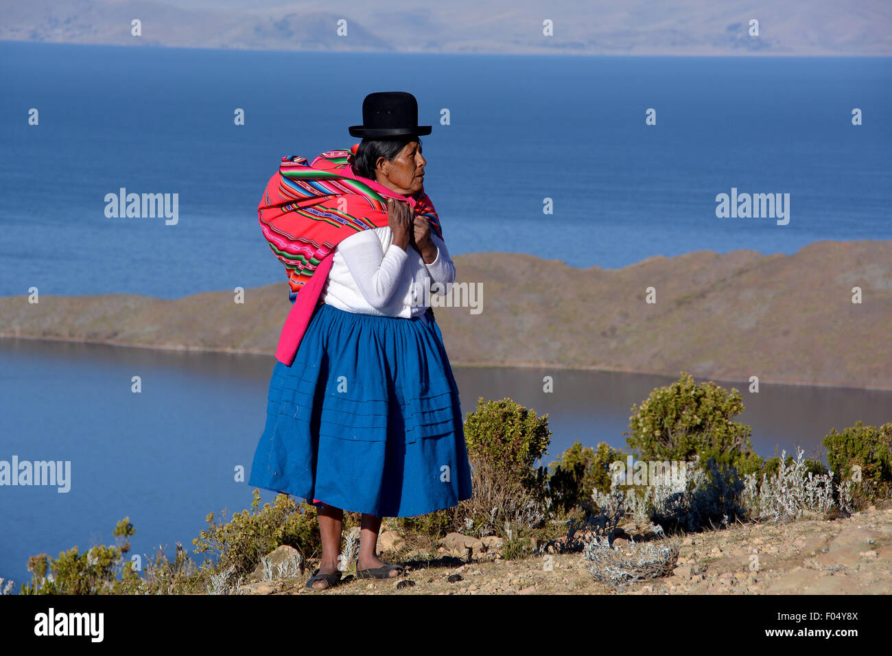 Indio Frau in traditionellen festlichen Kostüm für das neue Jahr fest der Aymara Indianer, Isla del Sol, die insel der sonne Stockfoto