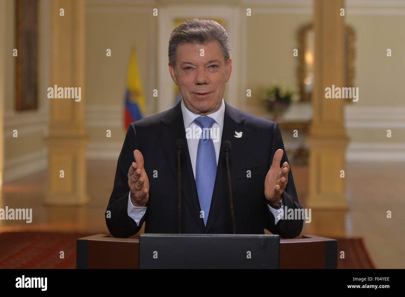 Bogota, Kolumbien. 6. August 2015. Bild zur Verfügung gestellt von Kolumbiens Präsidentschaft, der kolumbianische Präsident Juan Manuel Santos, bei einer Rede während einer Ansprache des Präsidenten, in Bogota, Kolumbien, am 6. August 2015. Kolumbianische Präsident Juan Manuel Santos, sagte am Donnerstag, dass während seiner fünf Jahre der Regierung, die höheren Kaliber Verbrechen sich auf historische verringerte haben, aber er erkannte, dass es nicht genug und die Behörden vorrangig zur Bekämpfung organisierter Kriminalität, Mafia und Straße Verbrechen haben. © Juan Pablo Bello/Colombia der Präsidentschaft/Xinhua/Alamy Live-Nachrichten Stockfoto