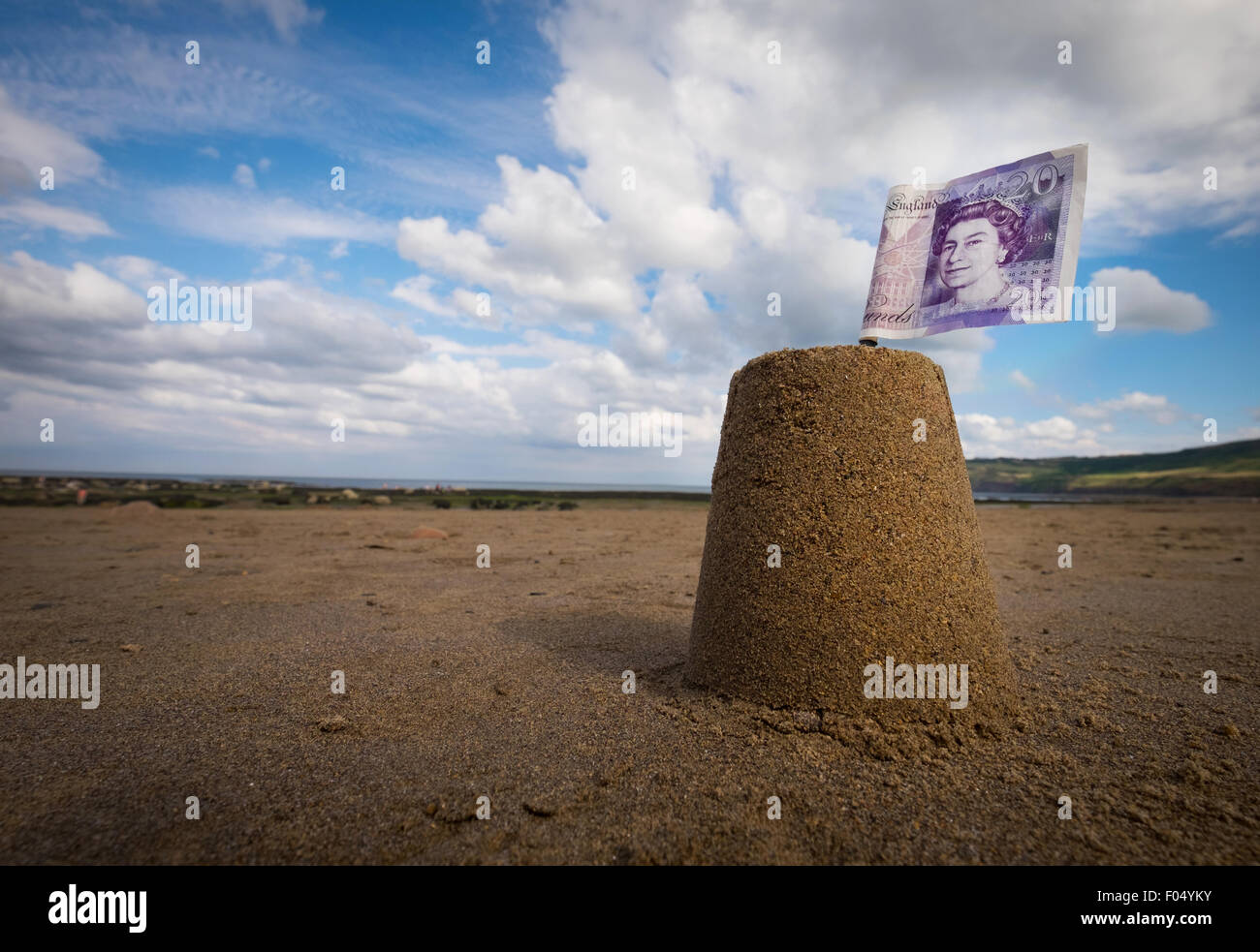 Konzept-Foto von eine Sandburg mit einem £20 Notizkennzeichen am UK Strand zu zeigen, die Kosten für die Schulferien Stockfoto