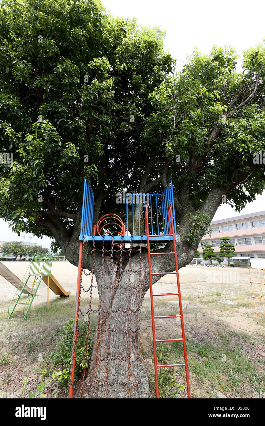 Kinderspielplatz im Park, Folie auf einem Baum Stockfoto