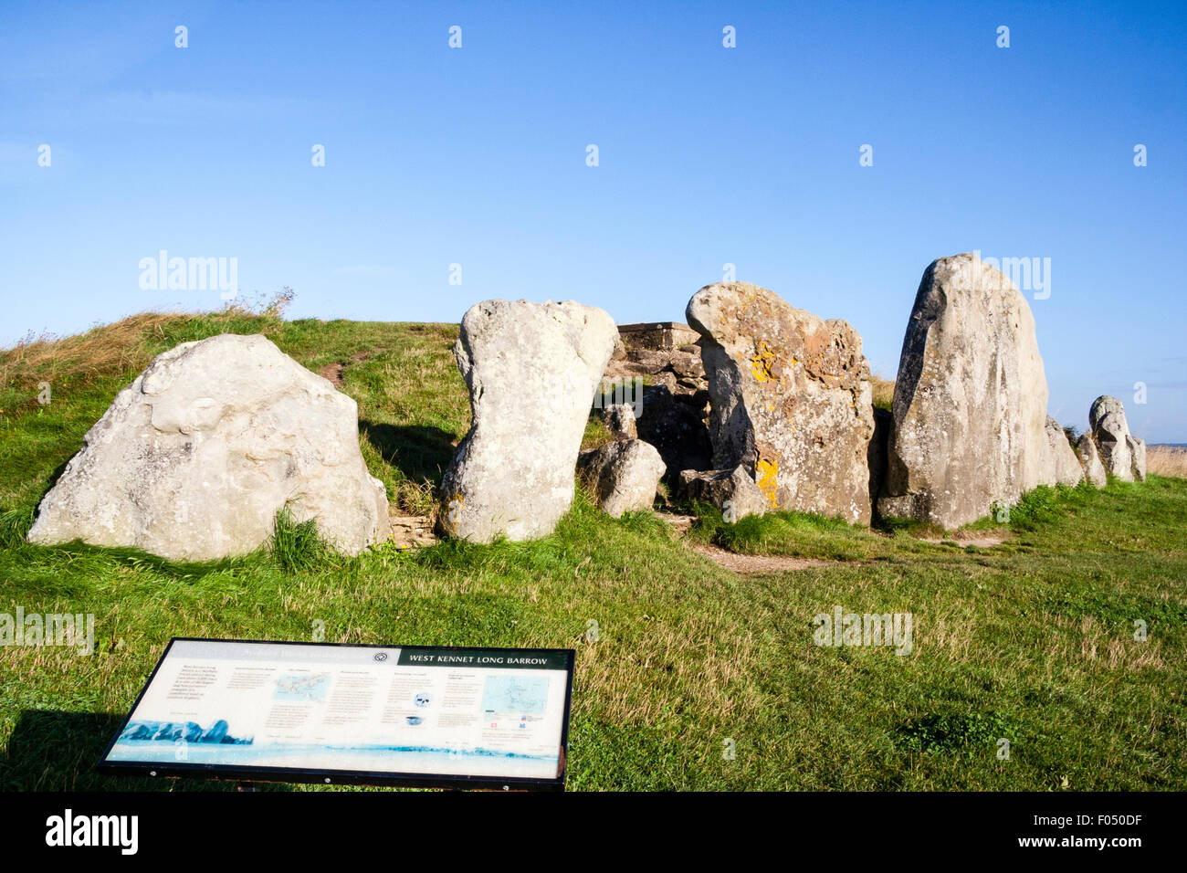 West Kennet Long Barrow, Neolithische Grab, Grabhügel auf einem Chalk Ridge in der Nähe von Silbury Hill. So große Steine stehen am Eingang der Barrow. Stockfoto